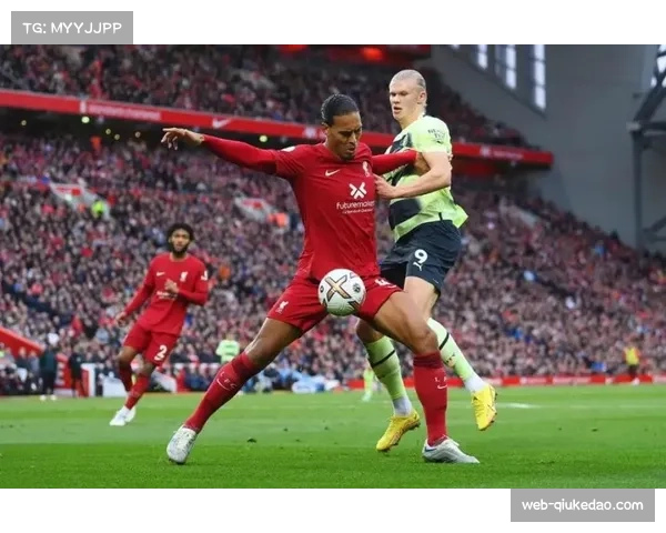 伊蒂哈德球场大雨，范戴克丢球后喃喃自语