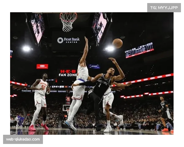 文班亚马左膝过度伸展伤退,初步检查无重大损伤 文班亚马左膝过度伸展伤退,初步检查无重大损伤